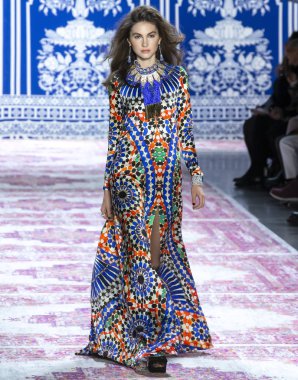 Naeem Khan 2019 sonbahar kış pist göster: New York City bölgesindeki