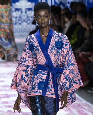 Naeem Khan 2019 sonbahar kış pist göster: New York City bölgesindeki