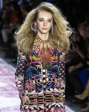 Naeem Khan 2019 sonbahar kış pist göster: New York City bölgesindeki