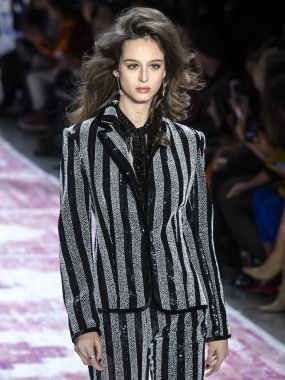 Naeem Khan 2019 sonbahar kış pist göster: New York City bölgesindeki