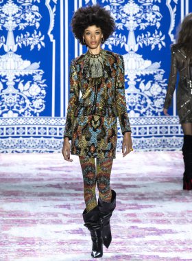 Naeem Khan 2019 sonbahar kış pist göster: New York City bölgesindeki