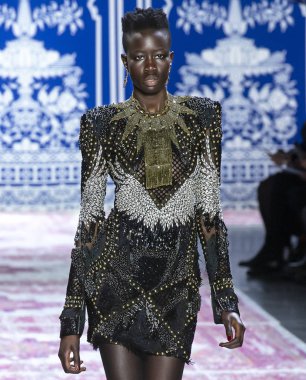 Naeem Khan 2019 sonbahar kış pist göster: New York City bölgesindeki