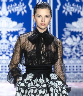 Naeem Khan 2019 sonbahar kış pist göster: New York City bölgesindeki
