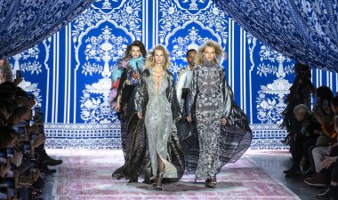 Naeem Khan 2019 sonbahar kış pist göster: New York City bölgesindeki