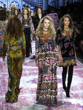 Naeem Khan 2019 sonbahar kış pist göster: New York City bölgesindeki