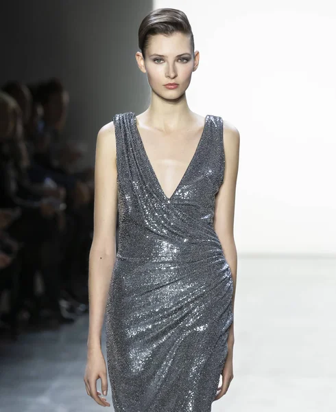 Badgley Mischka 2019 Fall Winter start-en landingsbaan Show in New York City — Stockfoto