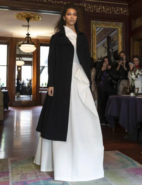 Colección Mónica Byrne Bridal Show Primavera 2020 — Foto de Stock