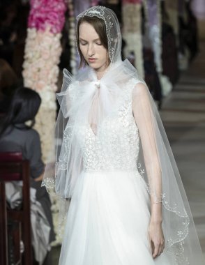 Reem Acra gelin gösterisi Spring 2020 koleksiyonu