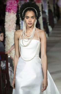 Reem Acra gelin gösterisi Spring 2020 koleksiyonu