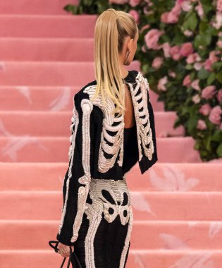 Kamp açılışını kutlayan Kostüm Enstitüsü Parası: Notlar