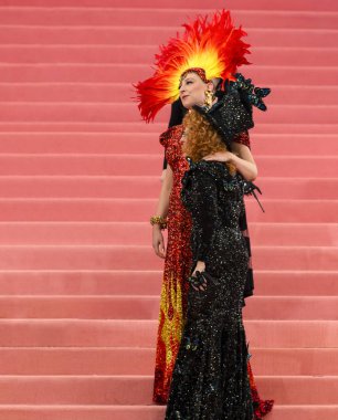 Kamp açılışını kutlayan Kostüm Enstitüsü Parası: Notlar