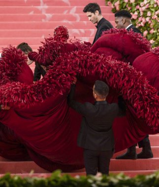 Kamp açılışını kutlayan Kostüm Enstitüsü Parası: Notlar