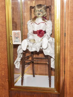 Warner Bros. Resimleri ve Yeni Hat Sinema 'Annabelle Homes Comes