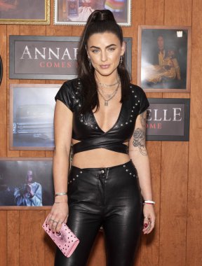 Warner Bros. Resimleri ve Yeni Hat Sinema 'Annabelle Homes Comes