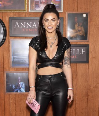 Warner Bros. Resimleri ve Yeni Hat Sinema 'Annabelle Homes Comes