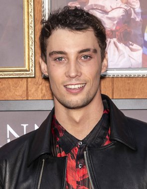 Warner Bros. Resimleri ve Yeni Hat Sinema 'Annabelle Homes Comes