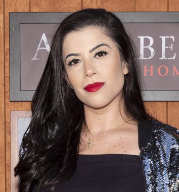 Warner Bros. Resimleri ve Yeni Hat Sinema 'Annabelle Homes Comes