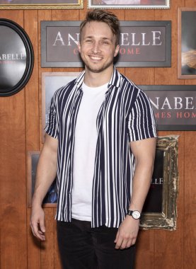 Warner Bros. Resimleri ve Yeni Hat Sinema 'Annabelle Homes Comes