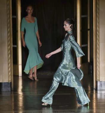 Christian Siriano 2020 Yaz Pist Şovu