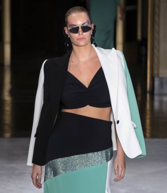 Christian Siriano 2020 Yaz Pist Şovu