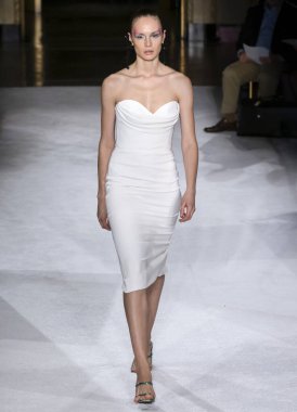 Christian Siriano 2020 Yaz Pist Şovu