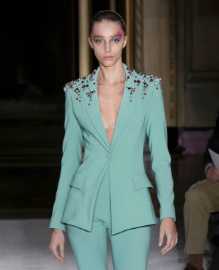 Christian Siriano 2020 Yaz Pist Şovu