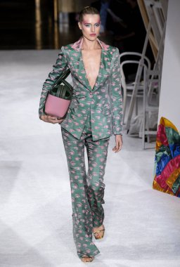 Christian Siriano 2020 Yaz Pist Şovu