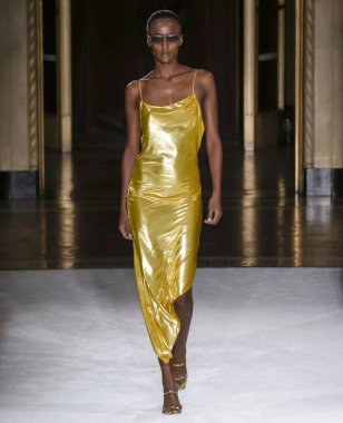 Christian Siriano 2020 Yaz Pist Şovu