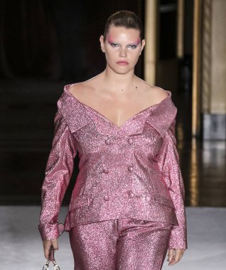 Christian Siriano 2020 Yaz Pist Şovu