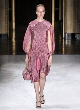 Christian Siriano 2020 Yaz Pist Şovu