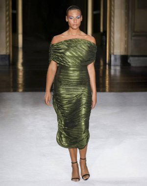 Christian Siriano 2020 Yaz Pist Şovu