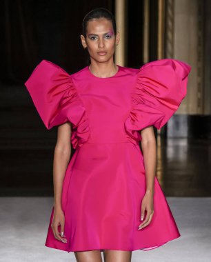 Christian Siriano 2020 Yaz Pist Şovu