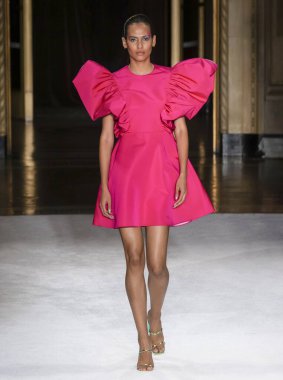 Christian Siriano 2020 Yaz Pist Şovu