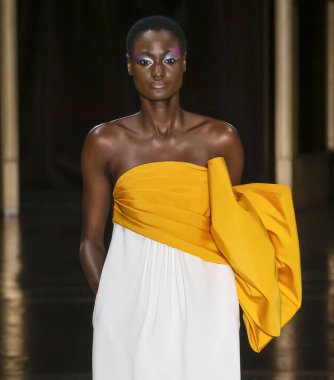 Christian Siriano 2020 Yaz Pist Şovu