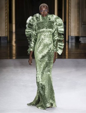 Christian Siriano 2020 Yaz Pist Şovu