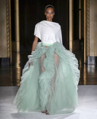 Christian Siriano 2020 Yaz Pist Şovu