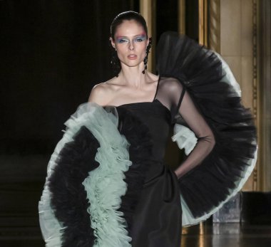 Christian Siriano 2020 Yaz Pist Şovu