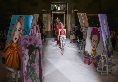 Christian Siriano 2020 Yaz Pist Şovu