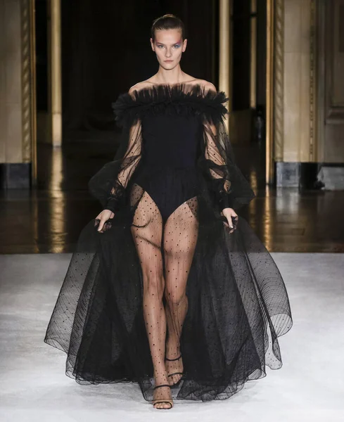 Christian Siriano 2020 spring runway show — 스톡 사진