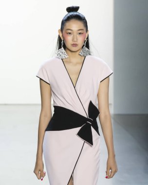 Tadashi Shoji 2020 Yaz Pist Şovu