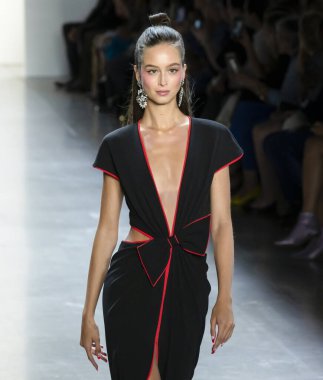 Tadashi Shoji 2020 Yaz Pist Şovu