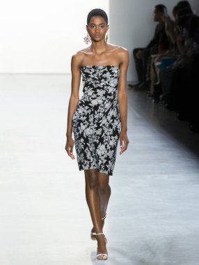 Tadashi Shoji 2020 Yaz Pist Şovu