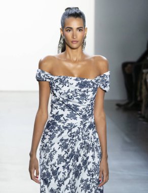 Tadashi Shoji 2020 Yaz Pist Şovu