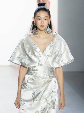 Tadashi Shoji 2020 Yaz Pist Şovu