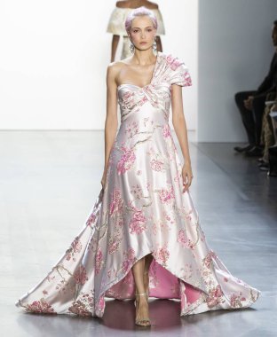 Tadashi Shoji 2020 Yaz Pist Şovu