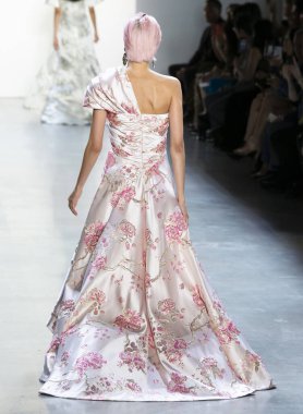 Tadashi Shoji 2020 Yaz Pist Şovu