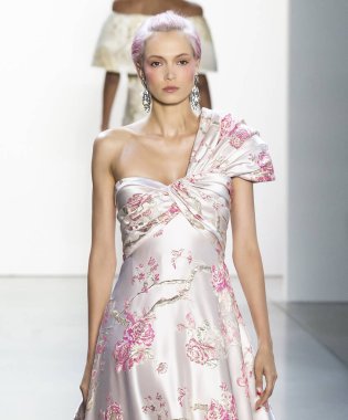 Tadashi Shoji 2020 Yaz Pist Şovu