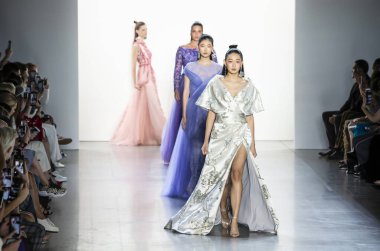 Tadashi Shoji 2020 Yaz Pist Şovu