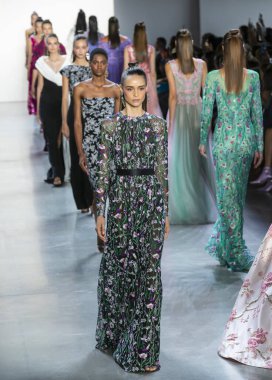 Tadashi Shoji 2020 Yaz Pist Şovu