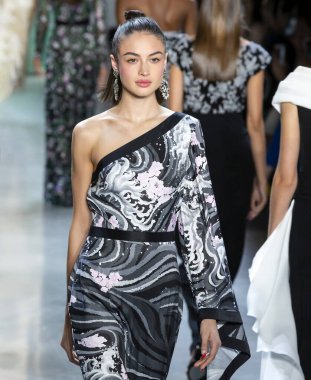 Tadashi Shoji 2020 Yaz Pist Şovu